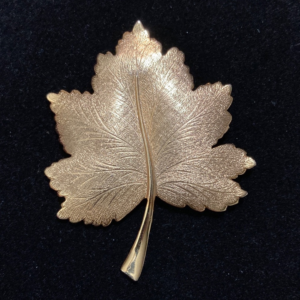 Giovanni EUC Vintage Gold Plated Textured Maple Leaf Brooch - ©️GIOVANNI Stamp